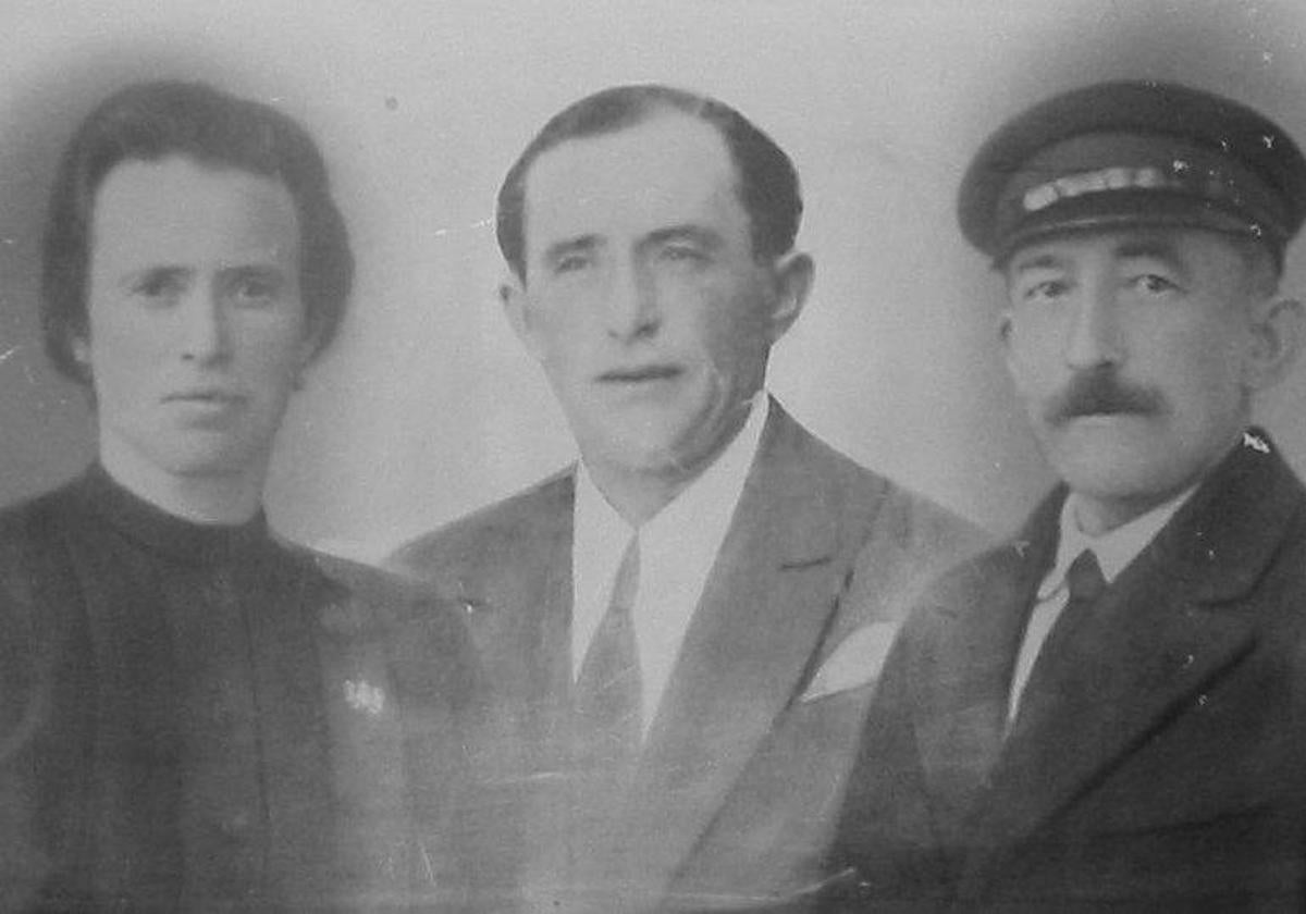 Marcelino Quintano entre sus padres.