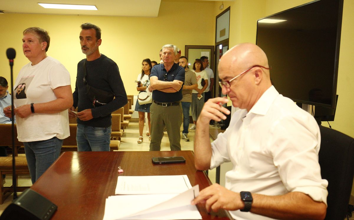 Raúl Valcarce en la fila para la votación