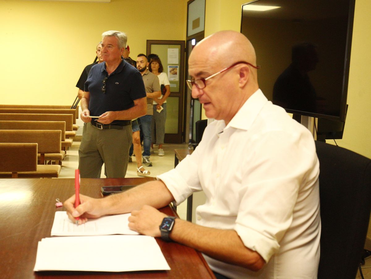 Raúl Valcarce en la fila para la votación