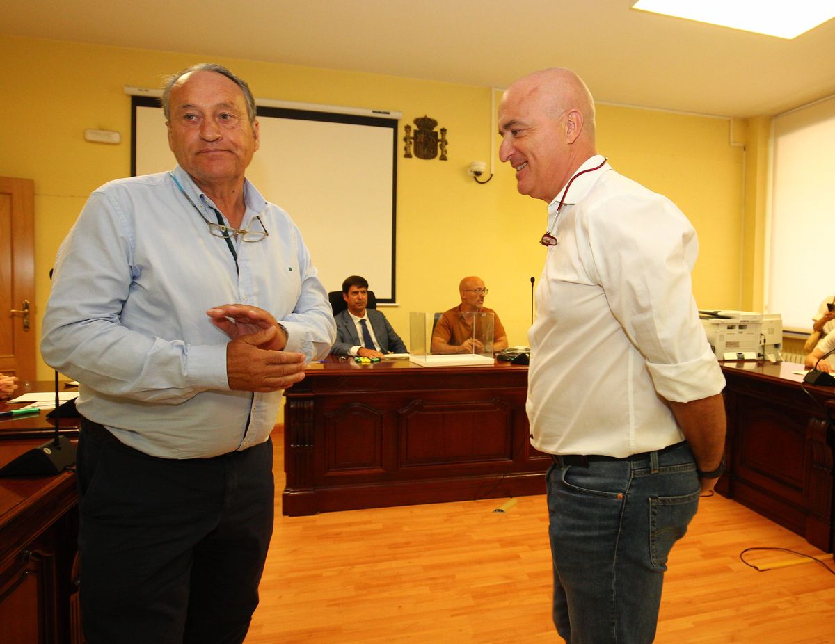 Julio Arias (de blanco) y Alfonso Arias (con camisa azul) durante el recuento de las votaciones