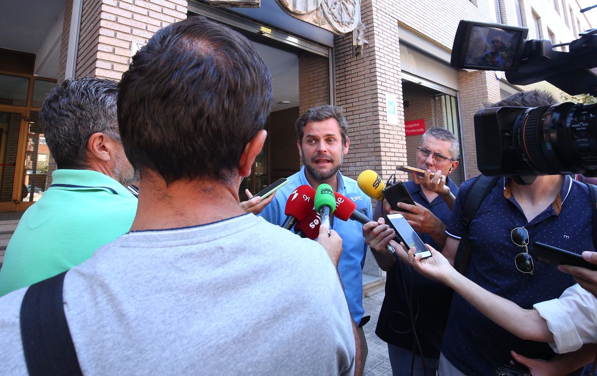 Javier Santiago Vélez atiende a la prensa a las puertas de los Juzgados de Ponferrada