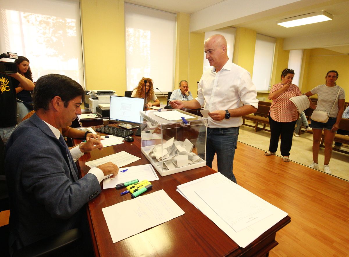 Julio Arias deposita su votación en los Juzgados de Ponferrada