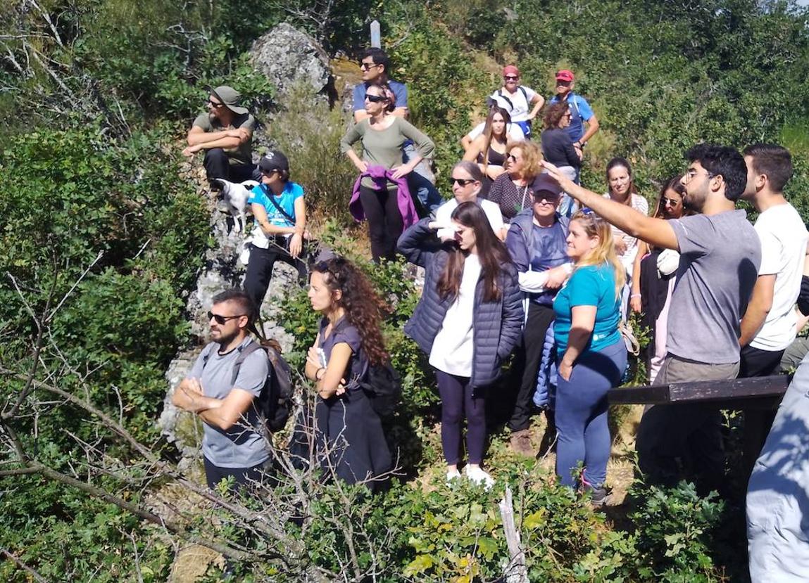 Una de las visitas a las trincheras de Nocedo de Gordón guiadas por el alumno de la ULE.