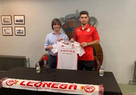 José Manzanera y Rodrigo Escudero posan con la nueva camiseta.