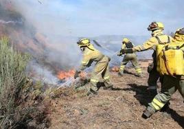 Imagen de archivo de personal del servicio de extinción de incendios.