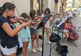 Un grupo de alumnas toca en las calles de Coyanza.