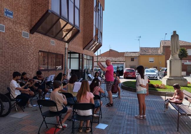 Músicas en las calles de Coyanza.