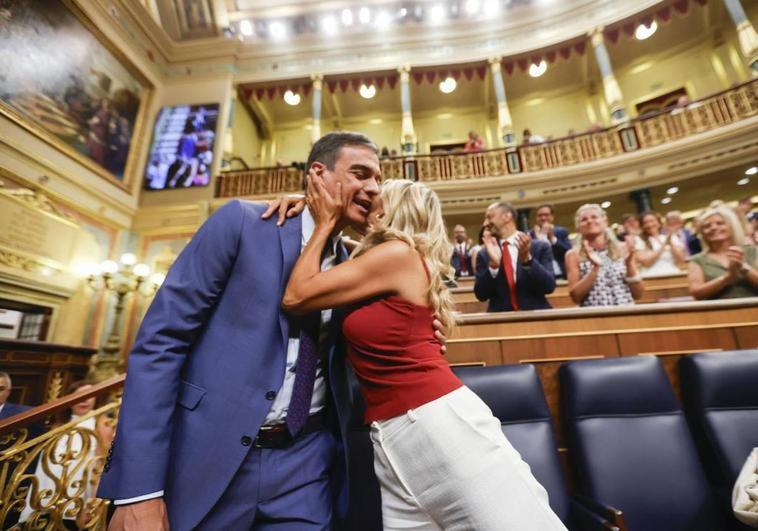 Yolanda Díaz besa a Pedro Sánchez durante la sesión en el Congreso.