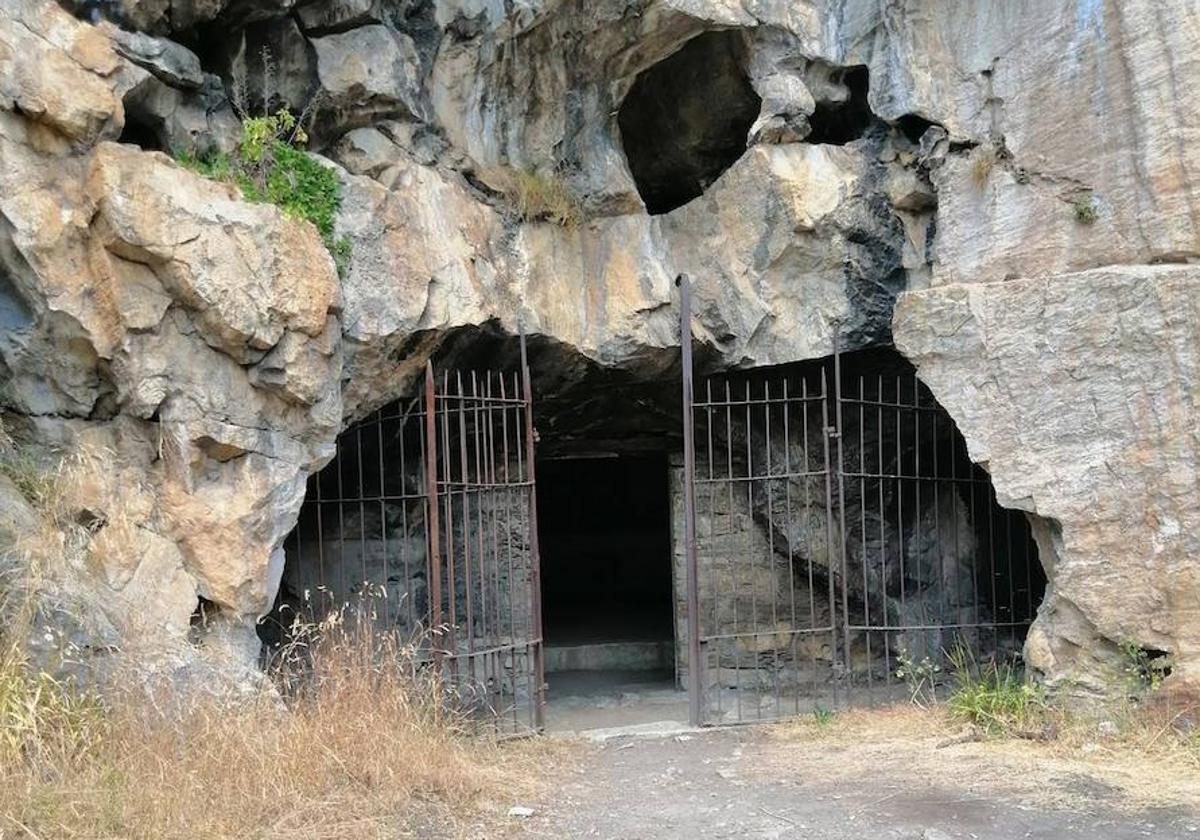 Entrada a la Cueva de San Genadio en Priaranza.