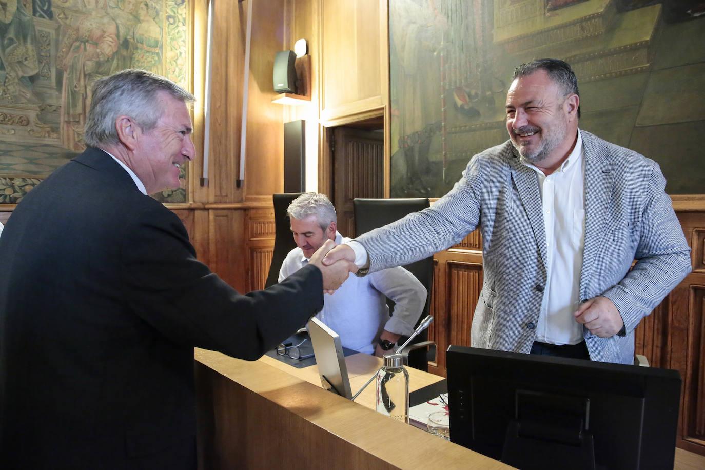 Eduardo Morán y Raul Valcerce se dan la mano tras el pleno.