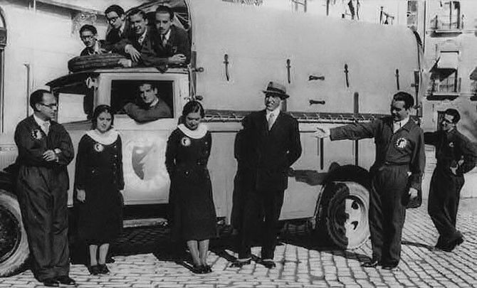 La Barraca con García Lorca a la derecha.