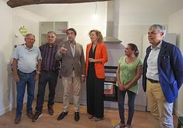El consejero Suárez Quiñones visita la rehabilitación de una vivienda en Santa Catalina de Somoza.