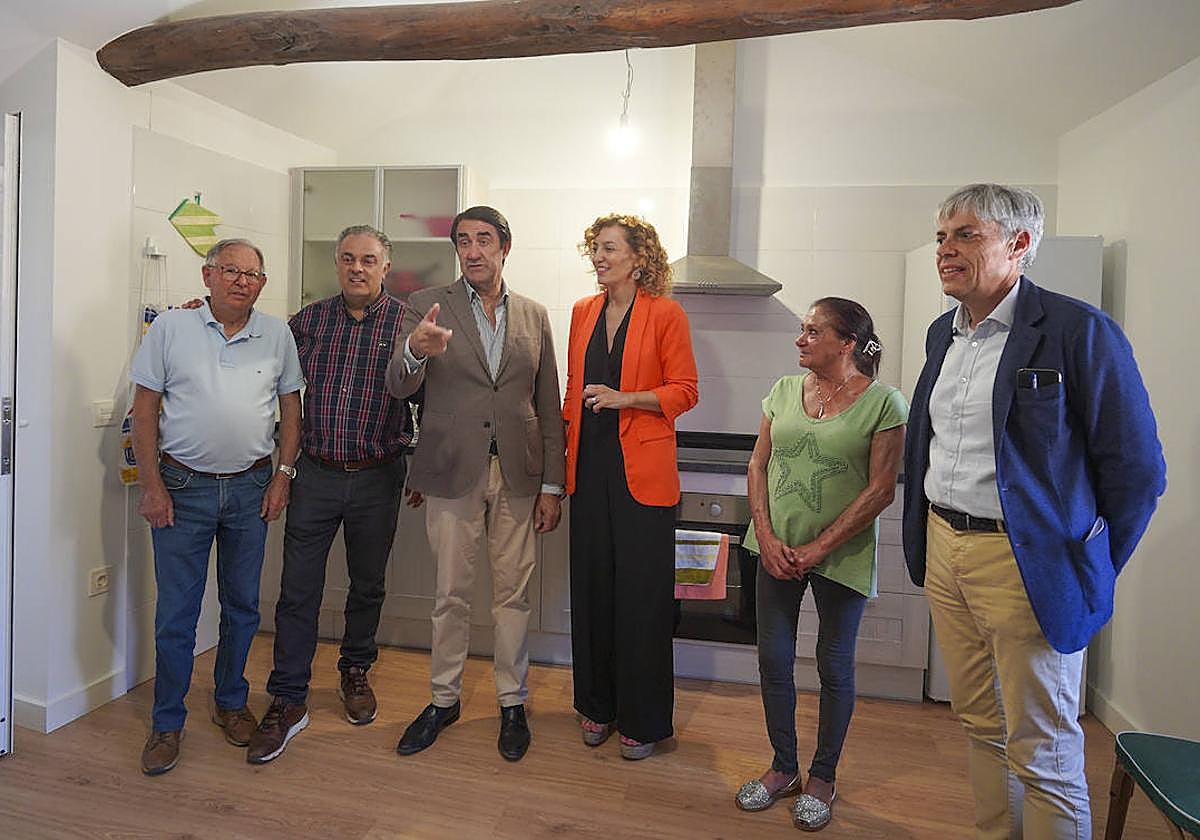 El consejero Suárez Quiñones visita la rehabilitación de una vivienda en Santa Catalina de Somoza.
