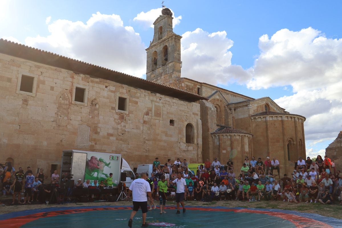 El Monasterio de Sandoval lleno en el corro de lucha