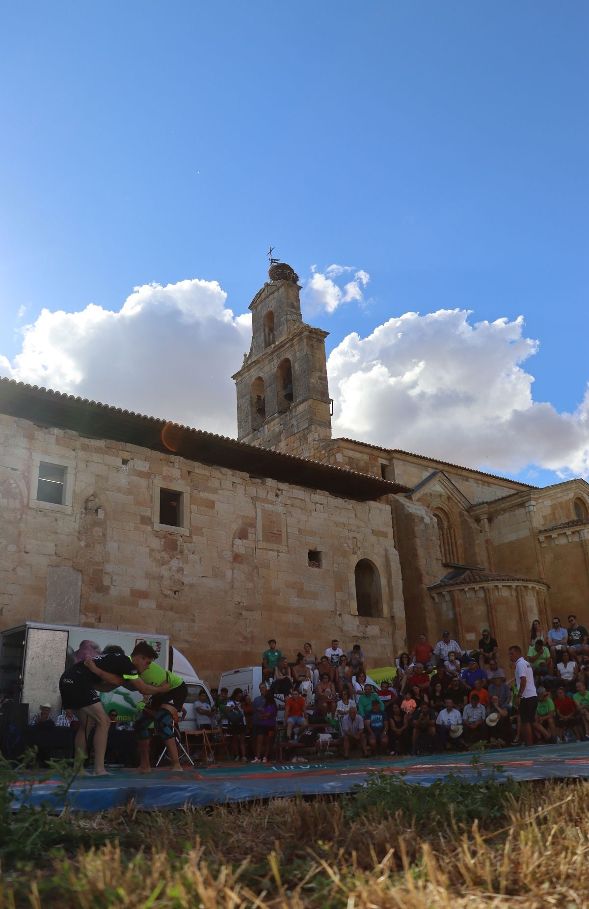La lucha leonesa llena el Monasterio de Sandoval