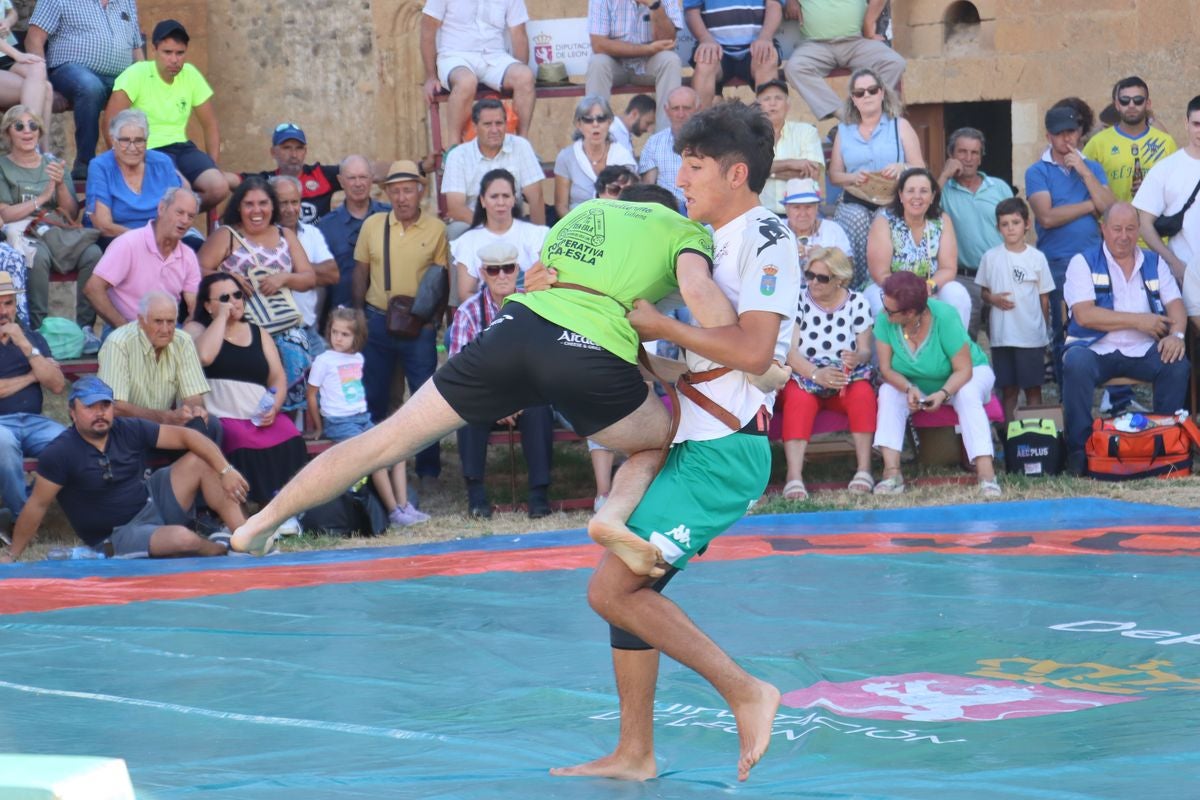 Dos luchadores durante el enfrentamiento
