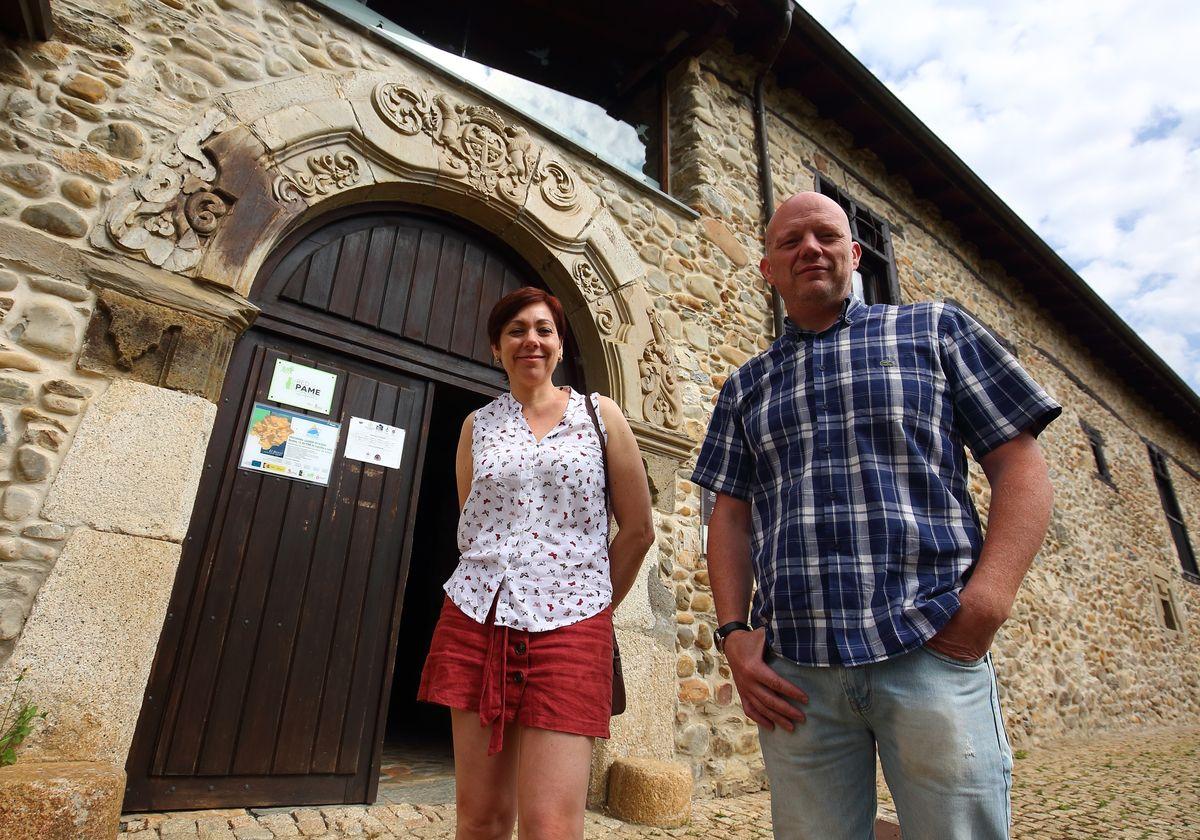 La gerente del Banco de Tierras, Beatriz Anievas junto al director técnico de Alimentos de Calidad del Bierzo, Pablo Linares.