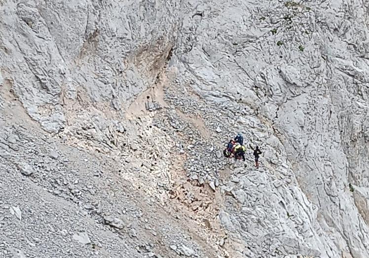 Imagen principal - Auxilian a una montañera herida en Picos de Europa