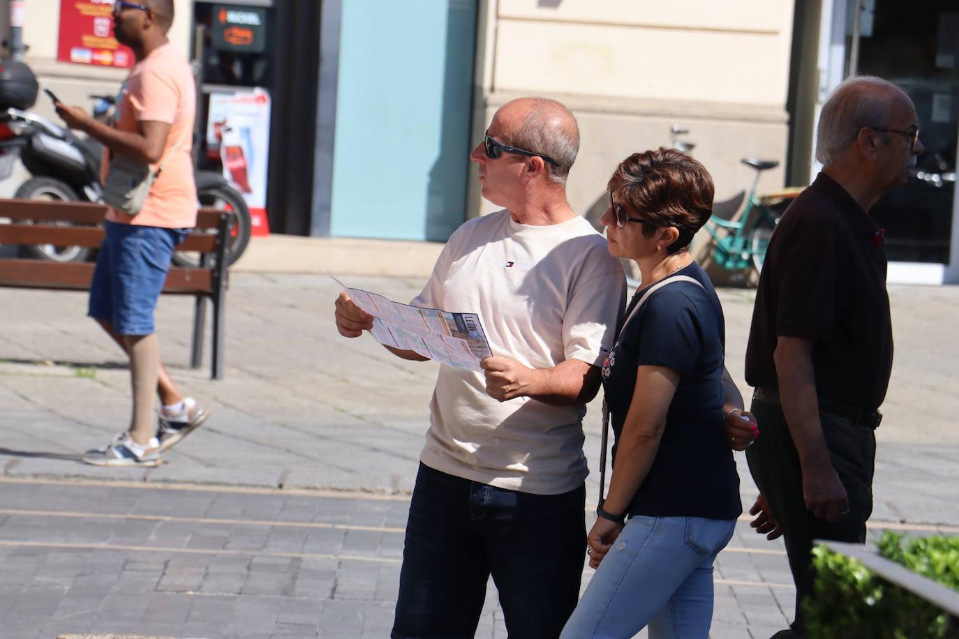 Dos turistas estudian un mapa de la ciudad.