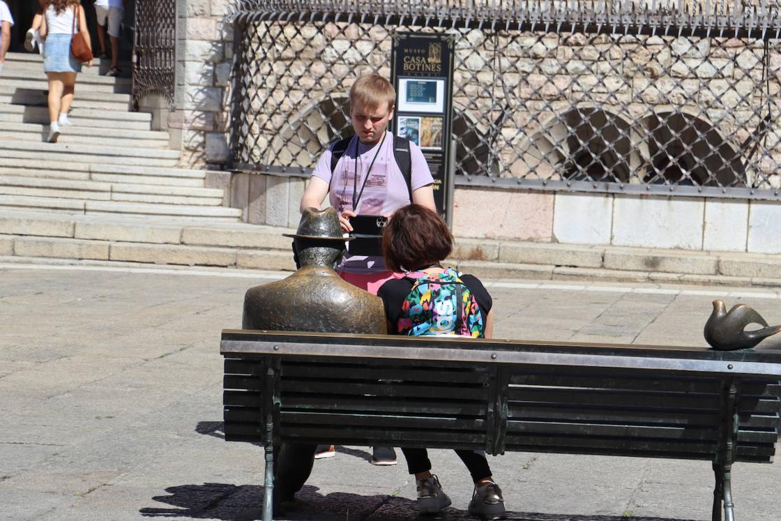 Una turista se fotografía con Antonio Gaudí.