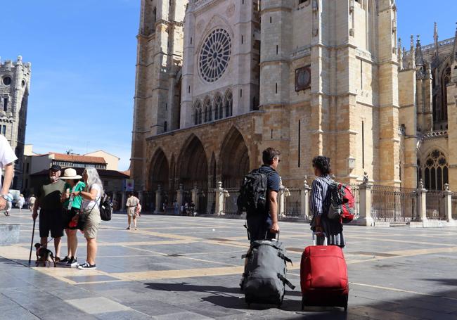 Turistas con maletas frente a la Catedral de León.