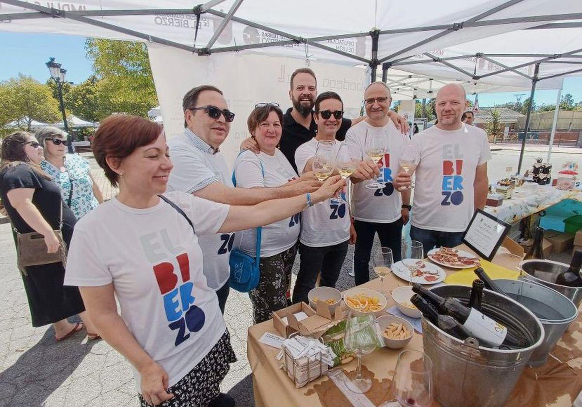 Olegario Ramón durante el brindis de clausura de la feria 'Apostando por El Bierzo'.