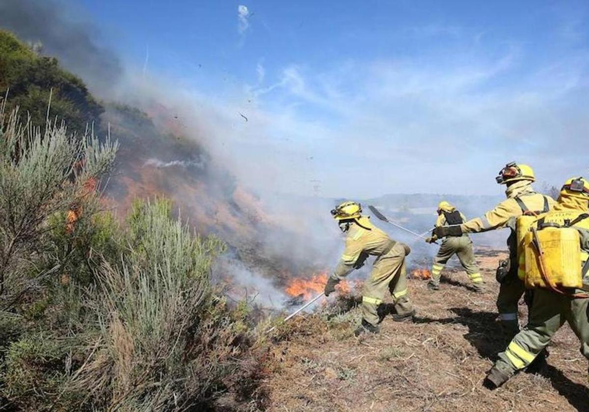 Imagen de archivo de bomberos trabajando en la extinción de un fuego.