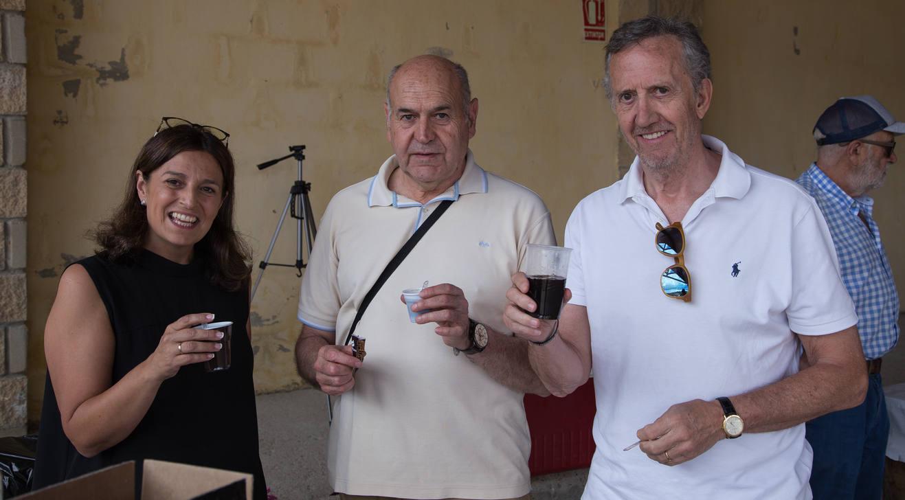 Vecinos de Camposolillo en la comida de hermandad durante la fiesta-encuentro.