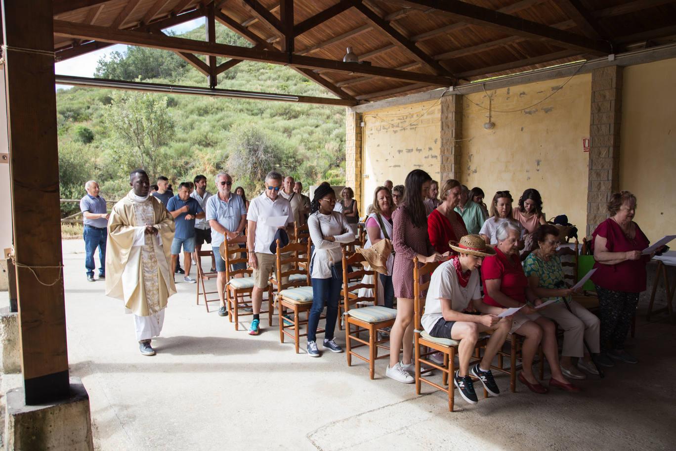 Los vecinos de Camposolillo en la eucaristía celebrada en la iglesia.