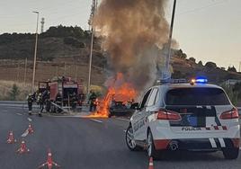 Coche en llamas en la entrada de León.