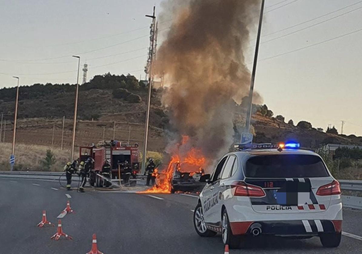 Coche en llamas en la entrada de León.