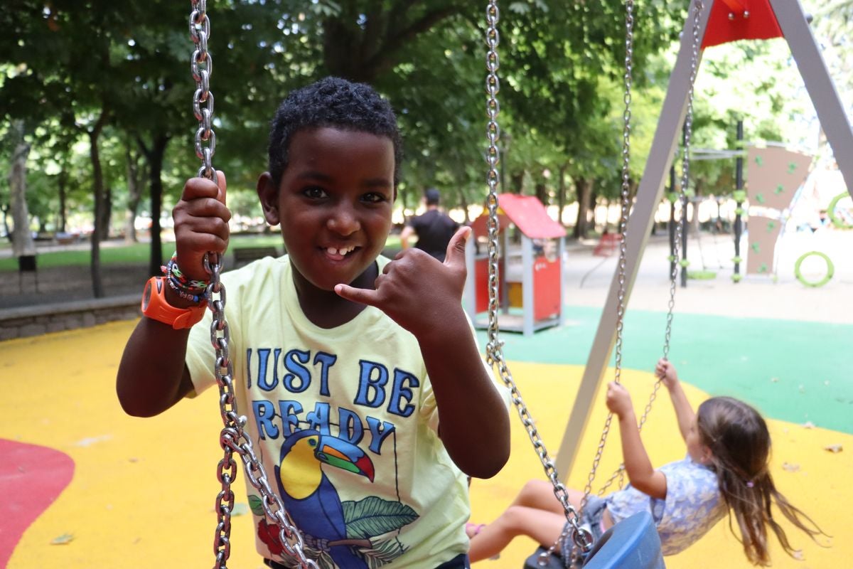 Sidahmed juega en los columpios de un parque infantil de lla capital