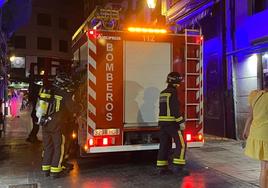 Intervención de Bomberos de León a medianoche en el Barrio Húmedo.