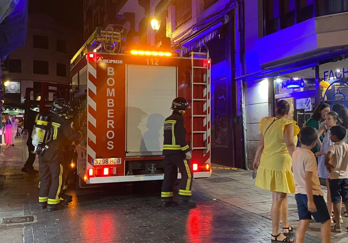 Intervención de Bomberos de León a medianoche en el Barrio Húmedo.