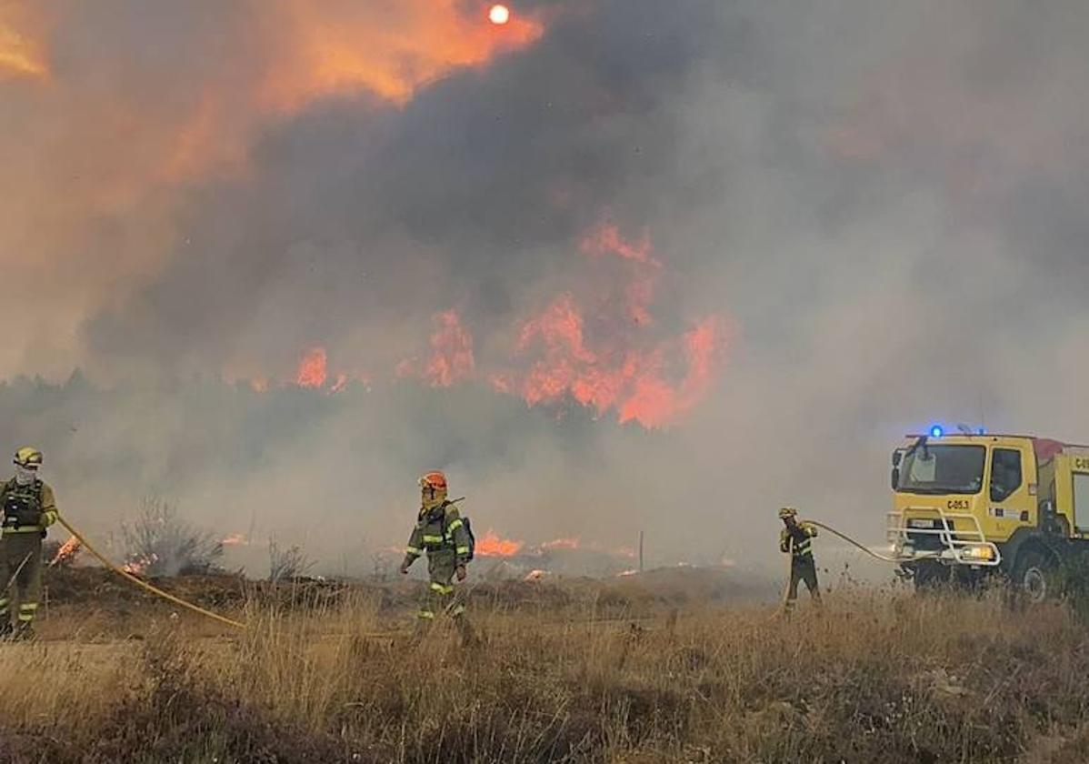 Bomberos luchan contra las llamas en San Bartolomé.