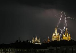 Un rayo cae al fondo de la Catedral de León.