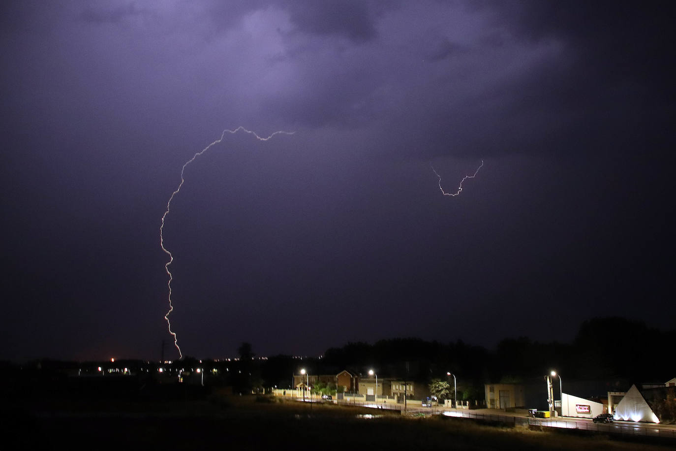 Fuerte actividad eléctrica sobre Carbajal de la Legua