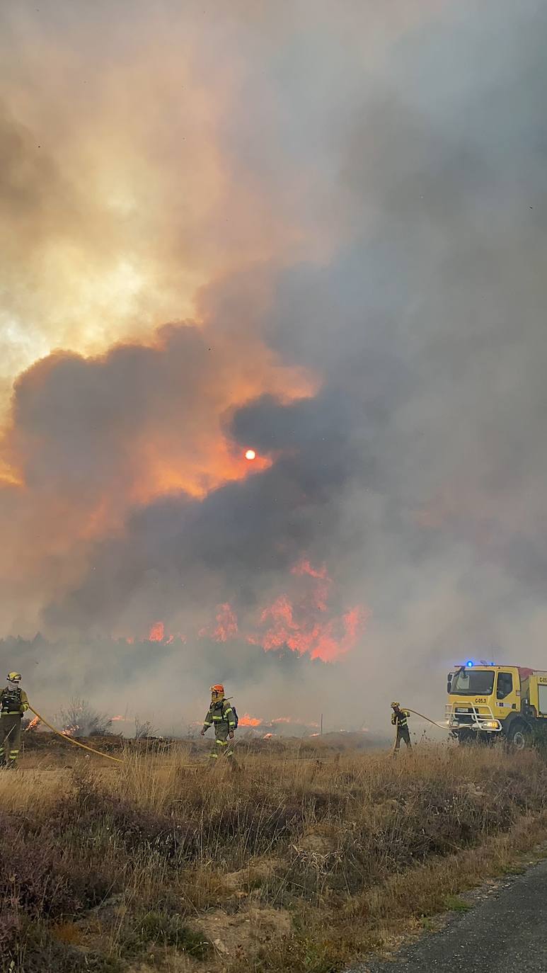 Efectivos de Brif Tabuyo en la extinción del frente de Valporquero de Rueda.