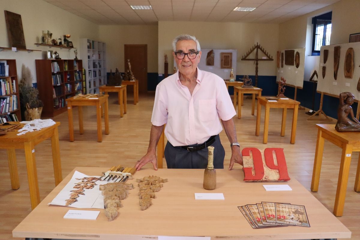 Pedro García en el centro de la exposición