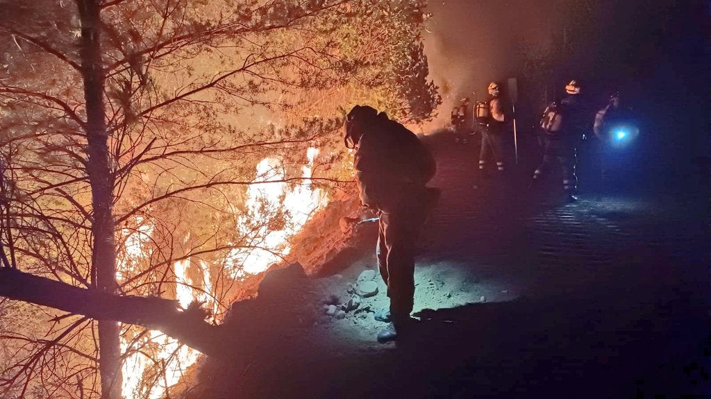 El equipo de extinción de incendios durante la noche en San Bartolomé de Rueda