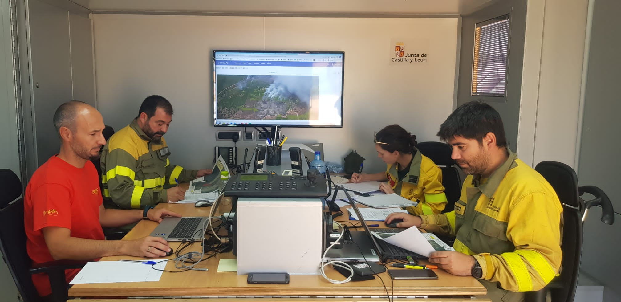 Puesto de control de la Junta de Castilla y León en el incendio de San Bartolomé de Rueda 