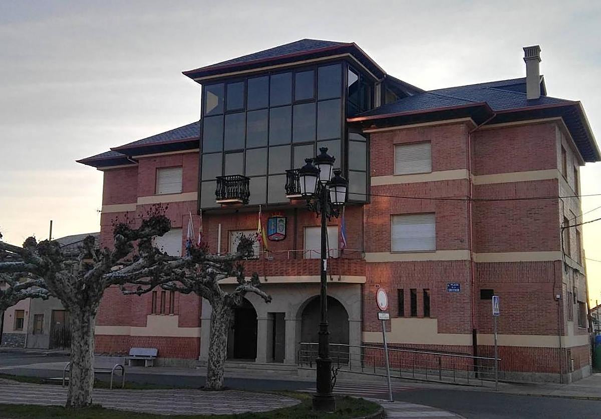 Fachada principal del Ayuntamiento de Camponaraya.