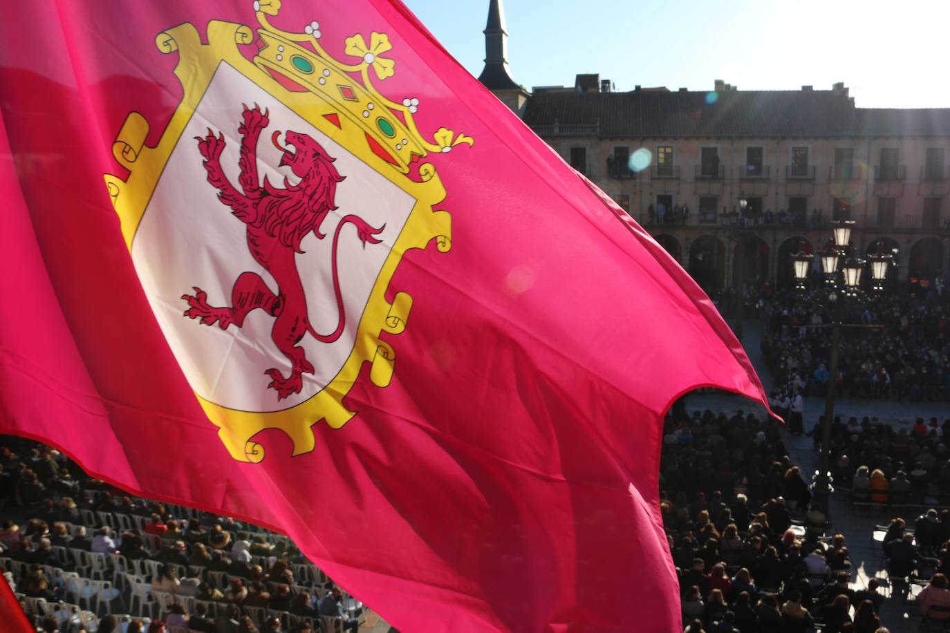 La bandera de León ondea durante el encuentro de la Procesión de los Pasos en la Plaza Mayor.