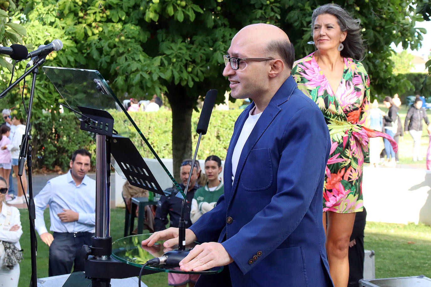 EL actor Jesús Vidal lee el pregón de las fiestas de la casa de Asturias en León