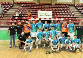 Jugadores y cuerpo técnico posan con el trofeo al finalizar el torneo.