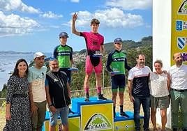El ciclista de Maglia, Owen Lightfoot, en lo alto del podio sub-23.
