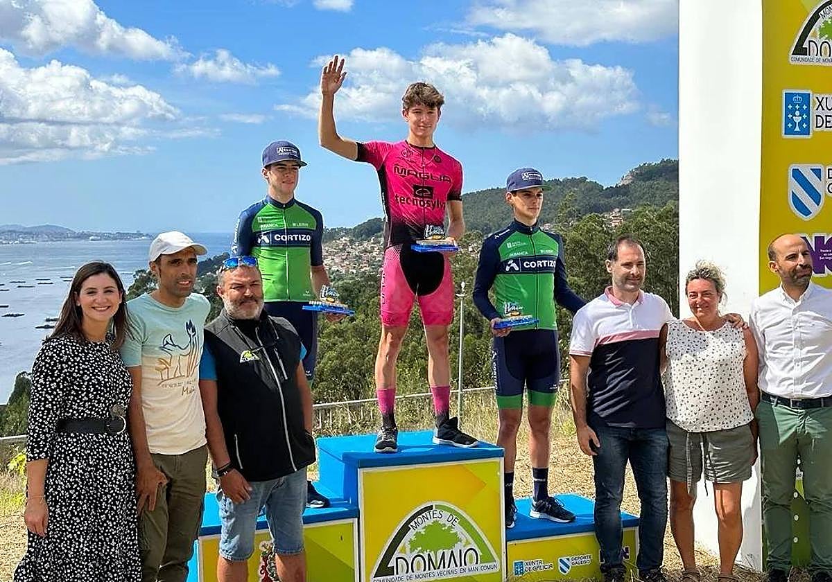 El ciclista de Maglia, Owen Lightfoot, en lo alto del podio sub-23.