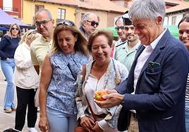 El delegado territorial, Eduardo Diego y la alcaldesa Camino Lozano, en la Feria del tomate de Mansilla de las Mulas