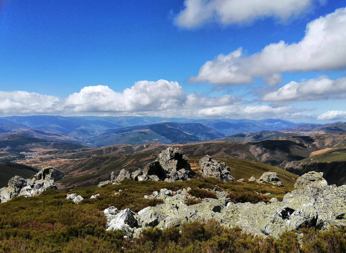 Las maravillosas vistas de los paisajes, en torno a la cumbre, alivian el cansancio de los participantes en la subida. A la izquierda aparece Corporales.