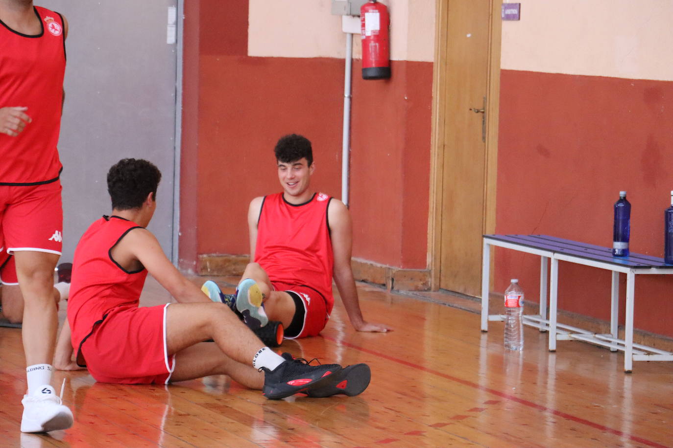 Jugadores de la Cultural realizan ejercicios físicos.